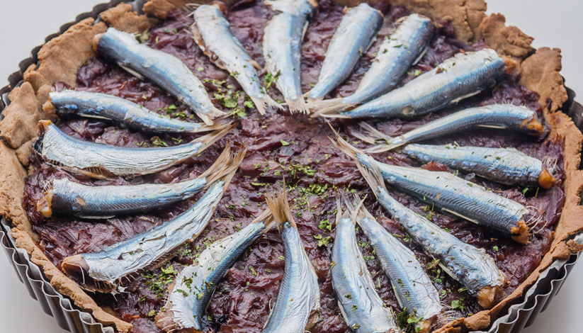 Tarte maison à l’oignon et sardines