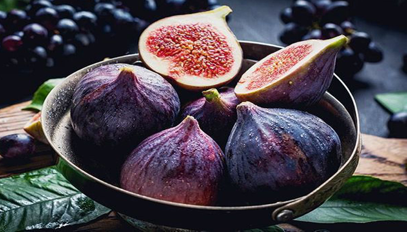 Salade aux figues, graines et brebis