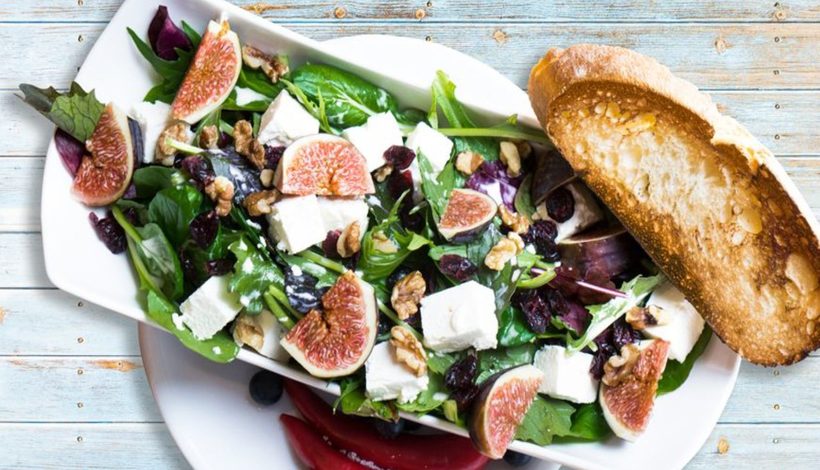 Salade aux figues, graines et brebis