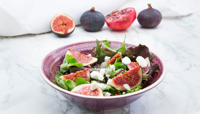 Salade aux figues, graines et brebis